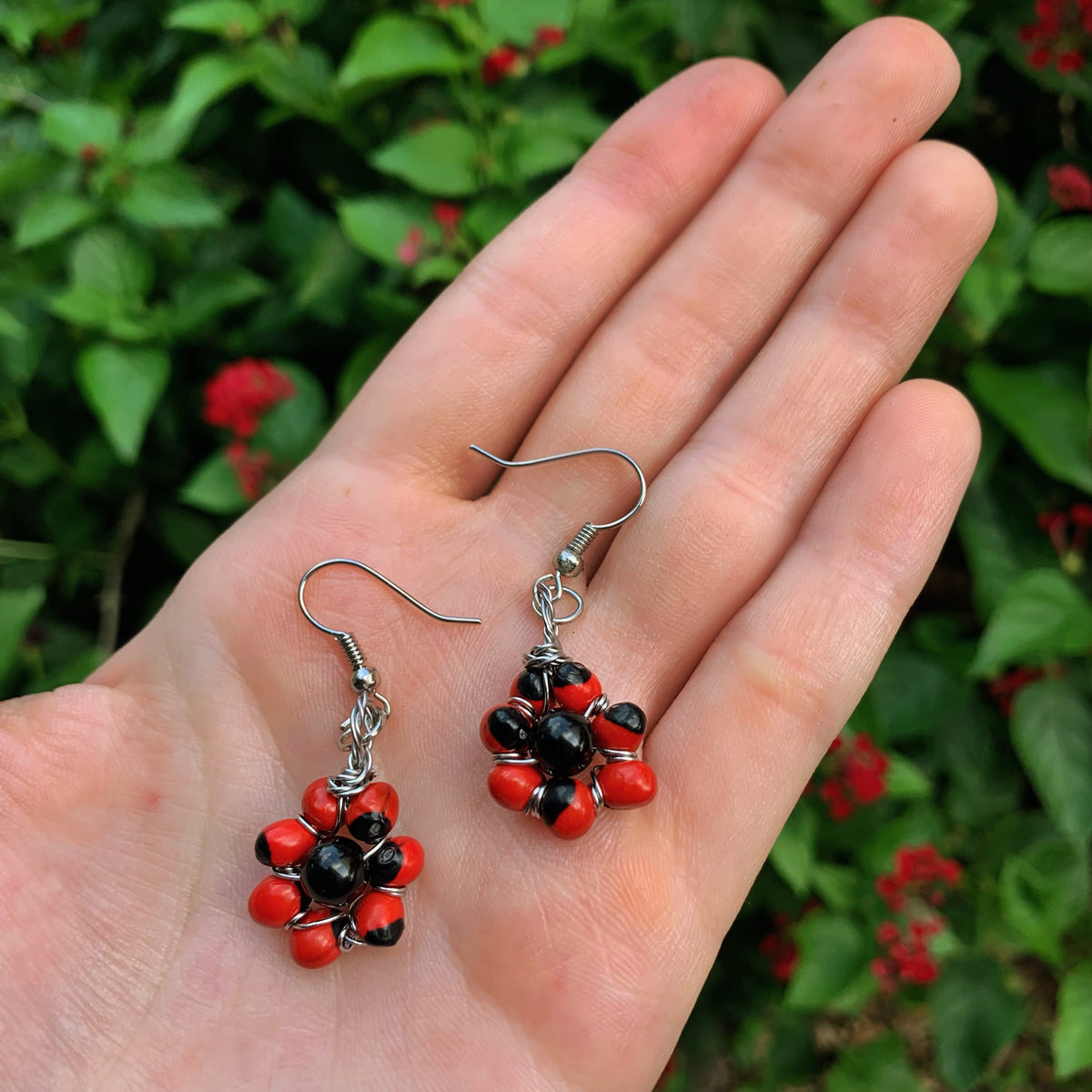 Small Huayruro & Onyx Flower Earrings - Stainless Steel